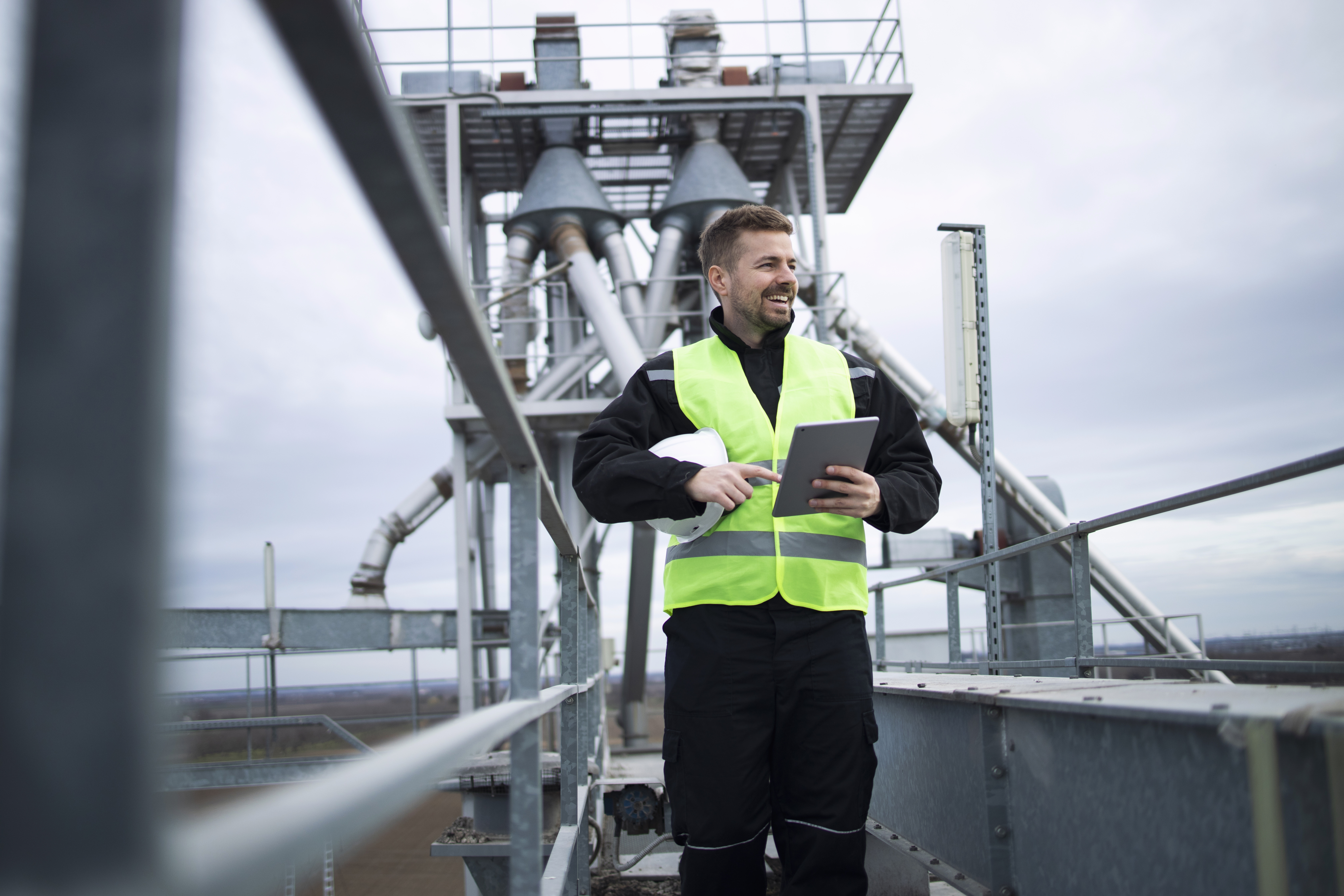 Seamless Maritime Communication: Harnessing Satellite & Cellular Networks